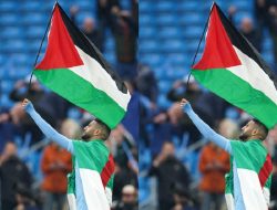 Rayakan Juara, Riyad Mahrez Genggam 2 Bendera: Aljazair dan Palestina