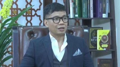 Irmanputra Sidin Bela Santri Tutup Telinga