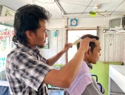 UAS Datangi Tempat Pangkas Rambut Sederhana