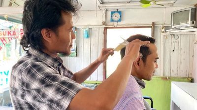 UAS Datangi Tempat Pangkas Rambut Sederhana