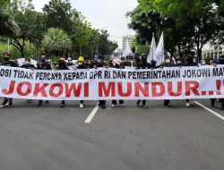 Pendemo Bentangkan Spanduk ‘Jokowi Mundur’, Elite PDIP: Salah Minum Obat