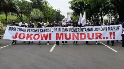 Pendemo Bentangkan Spanduk ‘Jokowi Mundur’, Elite PDIP: Salah Minum Obat