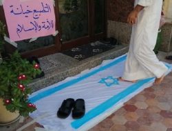 Protes Keras Normalisasi, Aktivis Bahrain Jadikan Bendera Israel Keset Masjid