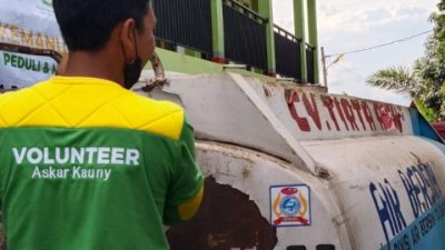 Warga Garut Kesulitan Wudu Pascabanjir, Askar Kauny Salurkan 10.000 Liter Air Bersih