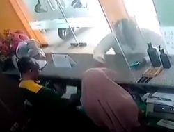 Nasabah Pria Tarik Jilbab Karyawati BMT Hingga Terlepas