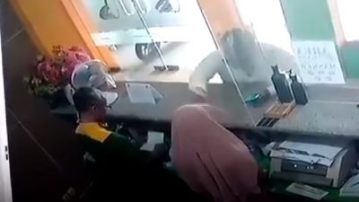 Nasabah Pria Tarik Jilbab Karyawati BMT Hingga Terlepas