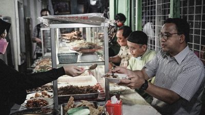 Lawakan Anies Usai Makan Siang di Warteg Meme ‘Kegigit Lengkuas’