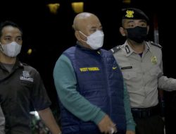 Potret Wali Kota Bekasi saat Tiba di Gedung Merah Putih