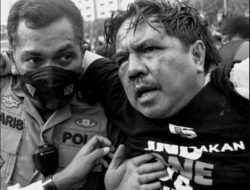 Datangi Lokasi Demo, Ade Armando Babak Belur!