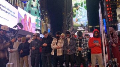 Pertama dalam Sejarah, Ratusan Muslim Salat Tarawih di Times Square New York