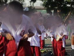 SDN Uwung Jaya Adakan ‘Lomba’ Ganti Baju di Lapangan saat MPLS