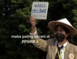 Maba UGM Bentangkan Poster ‘Wadas Melawan’ di Hadapan Ganjar