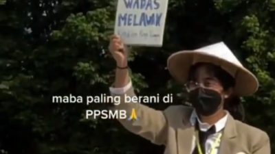 Maba UGM Bentangkan Poster ‘Wadas Melawan’ di Hadapan Ganjar