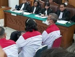 Bharada E Sungkem ke Ayah Ibu Brigadir J Sebelum Sidang Mulai