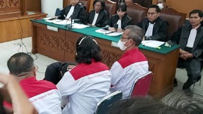 Bharada E Sungkem ke Ayah Ibu Brigadir J Sebelum Sidang Mulai