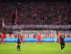 Tohokan Spanduk Fan Bayern Muenchen: Lebih dari 100 Orang Dibunuh Polisi di Kanjuruhan