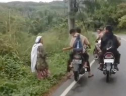 Pelajar di Tapsel Tendang dan Pukul Seorang Nenek di Pinggir Jalan