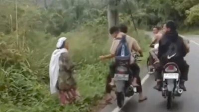 Pelajar di Tapsel Tendang dan Pukul Seorang Nenek di Pinggir Jalan