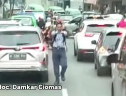 Salut! Anak SMP Ini Berani Bantu Mobil Damkar yang Terjebak Macet