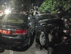 Mobil Pelat Merah Milik Sekretariat DPRD Jambi Alami Kecelakaan Tunggal