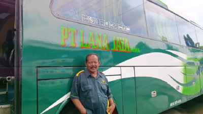 Sopir Bus Bantu Penumpang