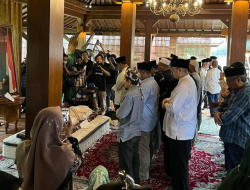 Imami Salat Jenazah hingga Angkat Keranda, Anies Kenang Sosok M Taufik