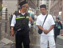 Strok Membuat Mahmudin Bertatih-tatih, tapi Semangat Menguatkannya Terjang Hujan untuk Sampai ke Nabawi