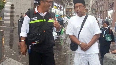 Strok Membuat Mahmudin Bertatih-tatih, tapi Semangat Menguatkannya Terjang Hujan untuk Sampai ke Nabawi