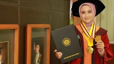 Rein Vidya Banafsha Lulus Fakultas Kedokteran Unpad di Usia 19 Tahun!