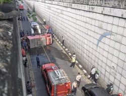 Mobil Damkar Terbalik di Underpass Pasar Minggu