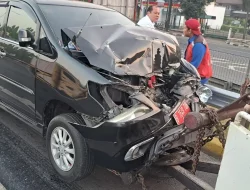 Mobil Berpelat Merah Kecelakaan di Tol JORR