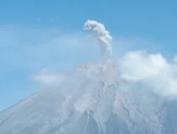 Letusan Abu Setinggi 700 Meter di Gunung Semeru