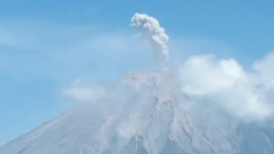 Letusan Abu Setinggi 700 Meter di Gunung Semeru