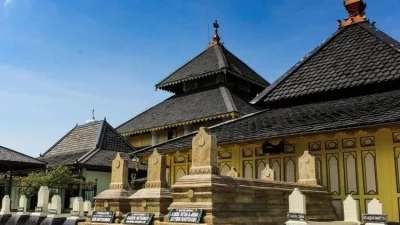 Mengenal Mitos dan Fakta Masjid Agung Demak