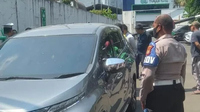 Mobil Berhenti Pengemudi Meninggal