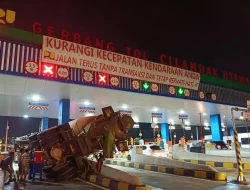 Truk Molen Roda 10 Terguling di Pintu Tol Cilandak Utama