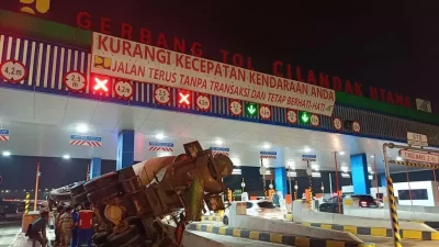 Truk Molen Roda 10 Terguling di Pintu Tol Cilandak Utama