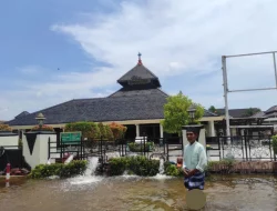 Turmudi Terjang Banjir 2 Km untuk Salat di Masjid Agung Demak