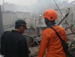 Rumah dan Gudang Barang Bekas di Cengkareng, Terbakar