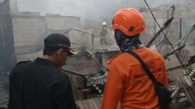 Rumah dan Gudang Barang Bekas di Cengkareng, Terbakar